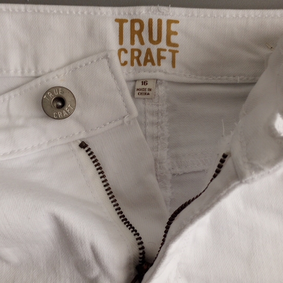 True Craft  Women's White Denim Distressed Cuffed Shorts Junior Size 16 - Picture 6 of 8
